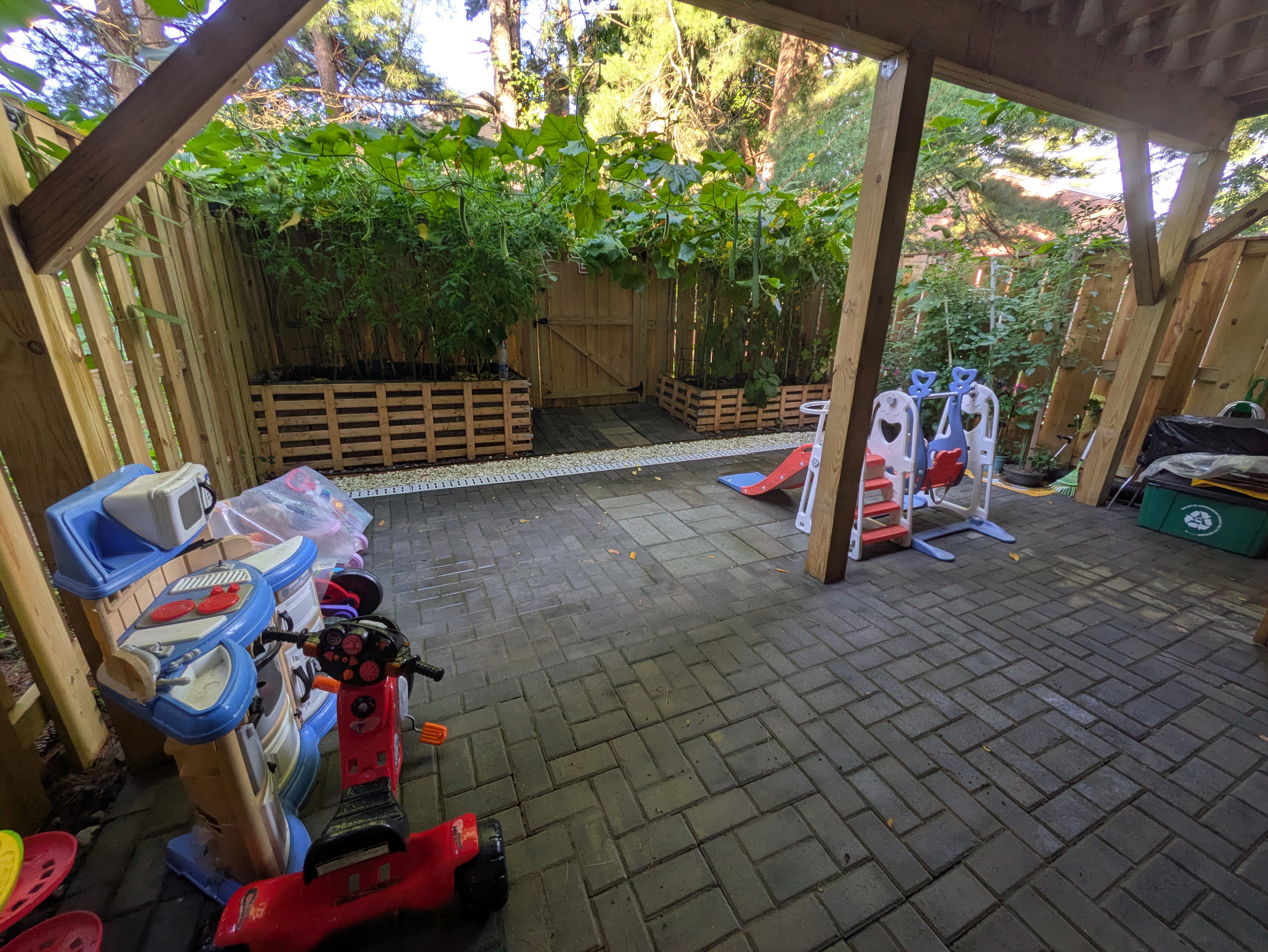 Gaithersburg Daycare 半户外露台儿童小厨房玩具与摇摇车游乐区